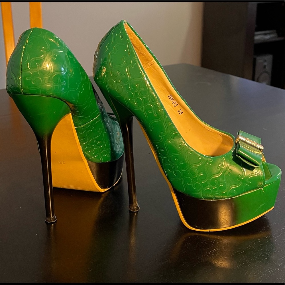 Flowers, green, leather, size 5, used.